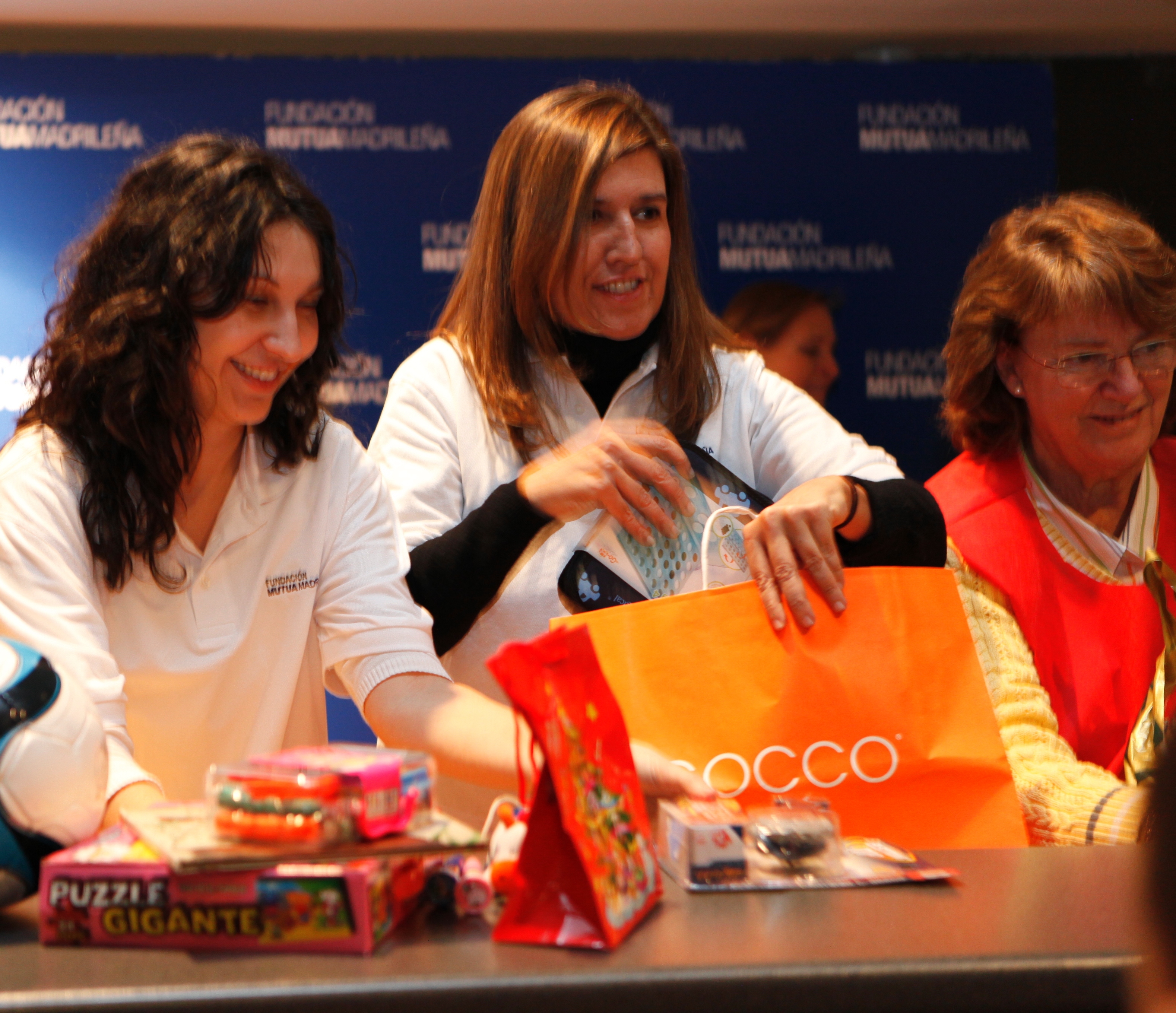 La Fundación Mutua Madrileña recoge 1.000 regalos de material deportivo y escolar para Cáritas  