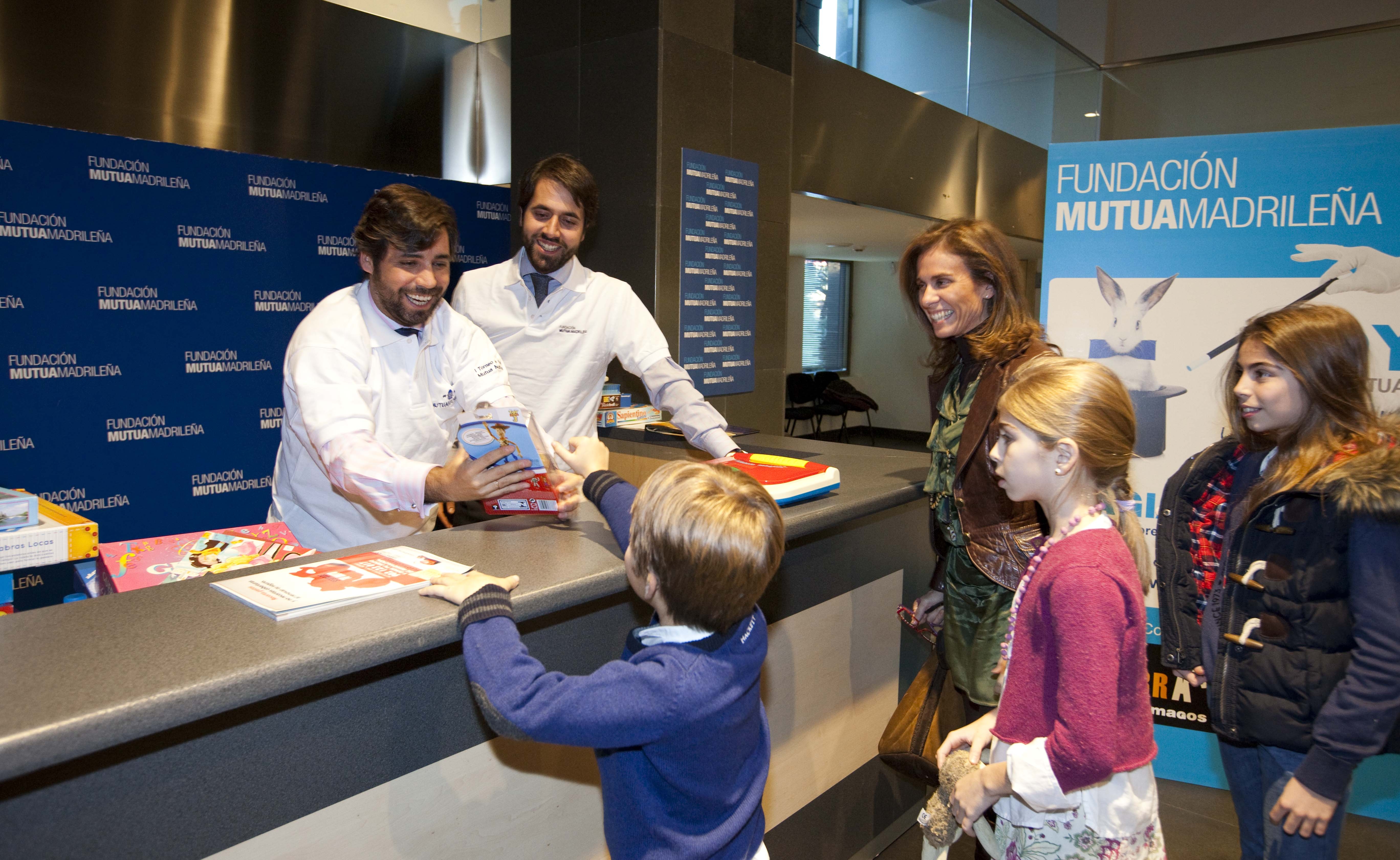 La Fundación Mutua Madrileña recoge más de 1.000 regalos educativos para Cáritas  