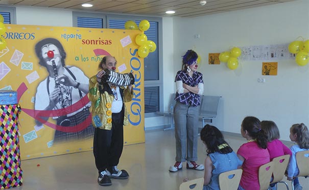 Correos reparte 'Sonrisas' en el Hospital Infanta Sofía de San Sebastián de los Reyes