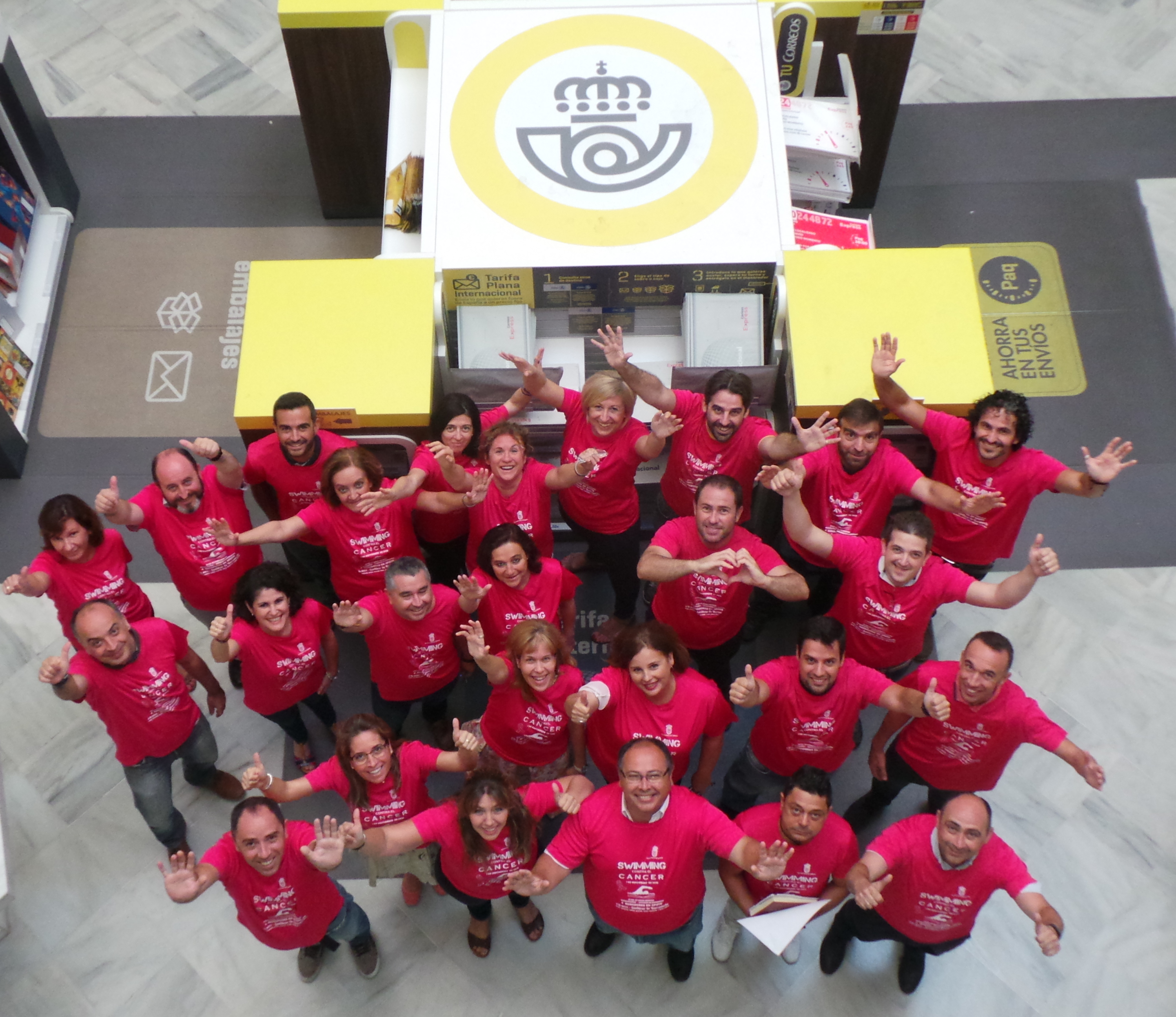 Empleados de CORREOS de Andalucía colaboran con cuatro nadadores solidarios