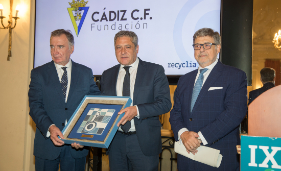 Jacob Petrus y el Cádiz CF, premiados por Recyclia 