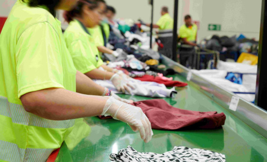 El proyecto Moda re- de Cáritas recoge 50,9 millones de kilos de ropa en 2025