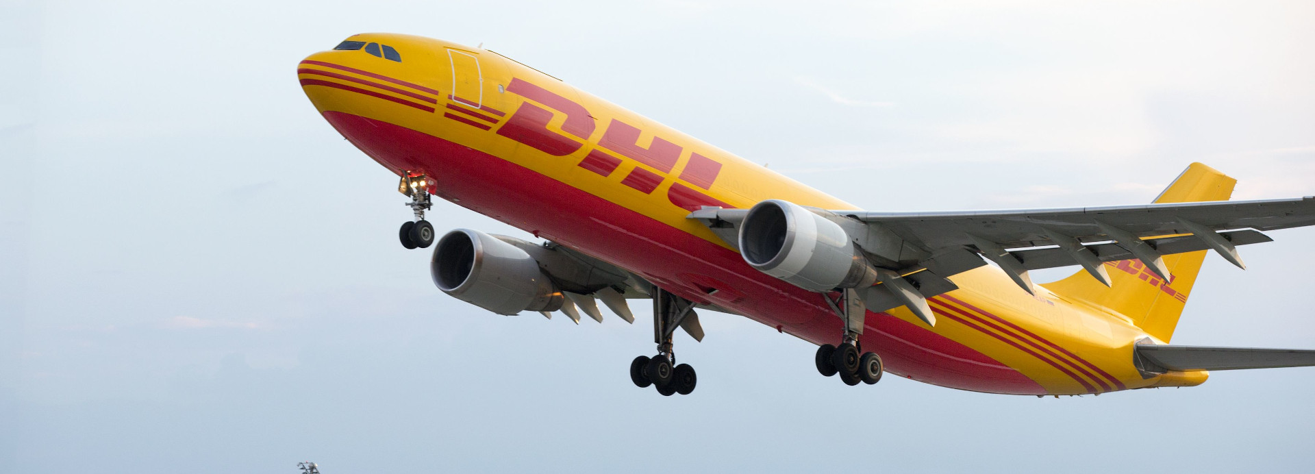 DHL Express se asegura con Moeve el suministro de combustible de aviación sostenible en el aeropuerto de Madrid