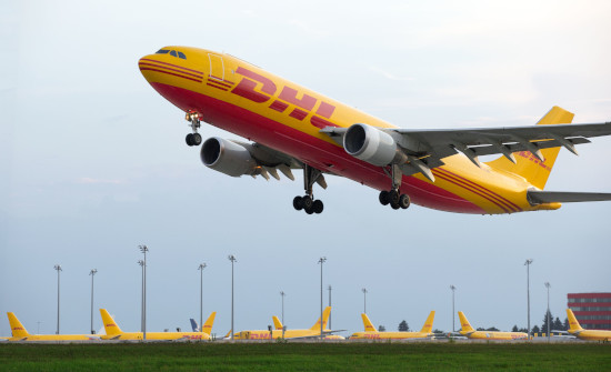 DHL Express se asegura con Moeve el suministro de combustible de aviación sostenible en el aeropuerto de Madrid